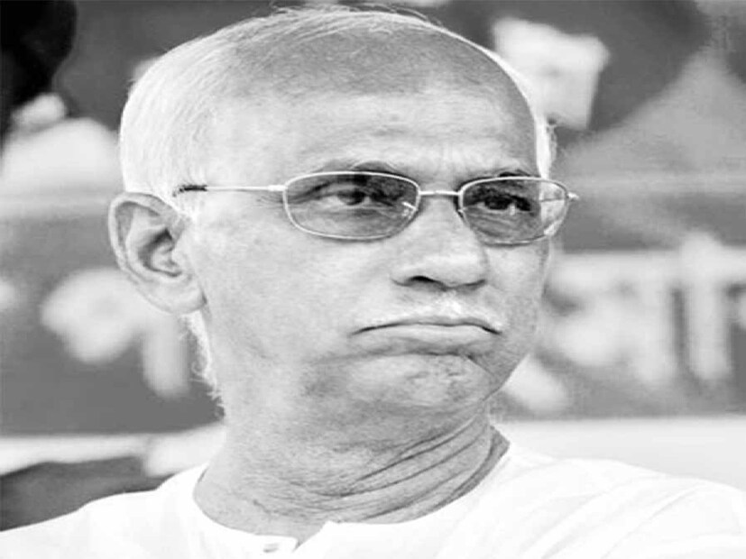 প্রসঙ্গত, এক সময়ে কলেজে পড়াতেন দীপক সরকার। পরে যোগ দেন রাজনীতিতে। রাজ্য রাজনীতির অন্যতম বর্ণময় চরিত্র অধ্যাপক দীপক সরকার। রাজনৈতিক জীবনী যেন বিতর্ক তার পিছু ছাড়ত না। তার আমলে চমকাইতলা, কেশপুর সহ একাধিক জায়গায় বিরোধী রাজনৈতিক দলের নেতাকর্মীদের উপর আক্রমণের অভিযোগ তুলেছিল বিরোধীরা। তবে সর্বদা দলের নির্দেশ মেনে চলতেন তিনি। তবে দীপক যুগের অবসান, রাজনৈতিক নক্ষত্রকে হারাল মেদিনীপুর বলে মত ওয়াকিবহাল মহলের। Input- Ranjan Chanda