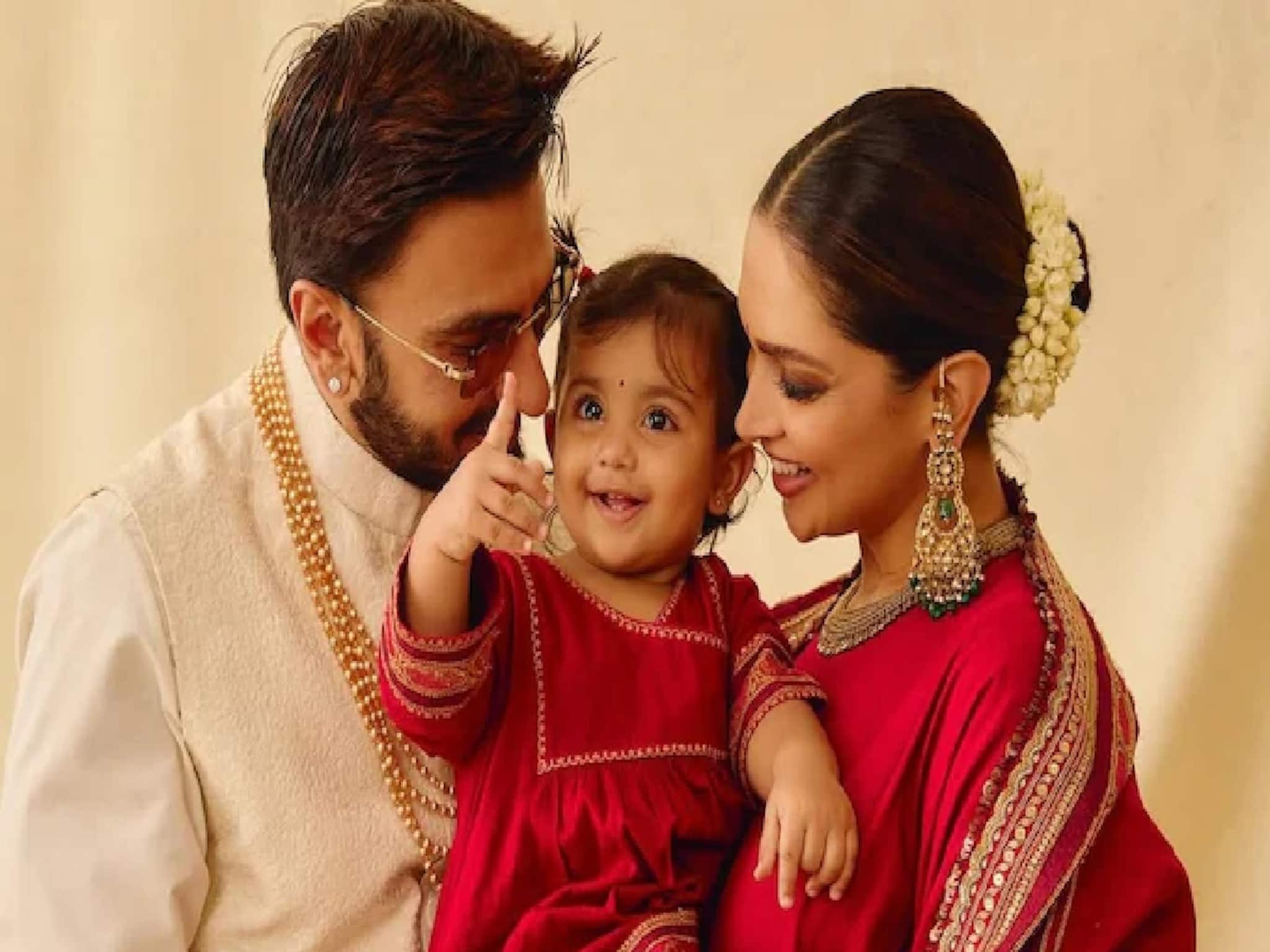 প্রথমবার প্রকাশ্যে আনলেন কন্যার মুখ! দীপাবলির ছবিতে বড় চমক দীপিকা-রণবীরের