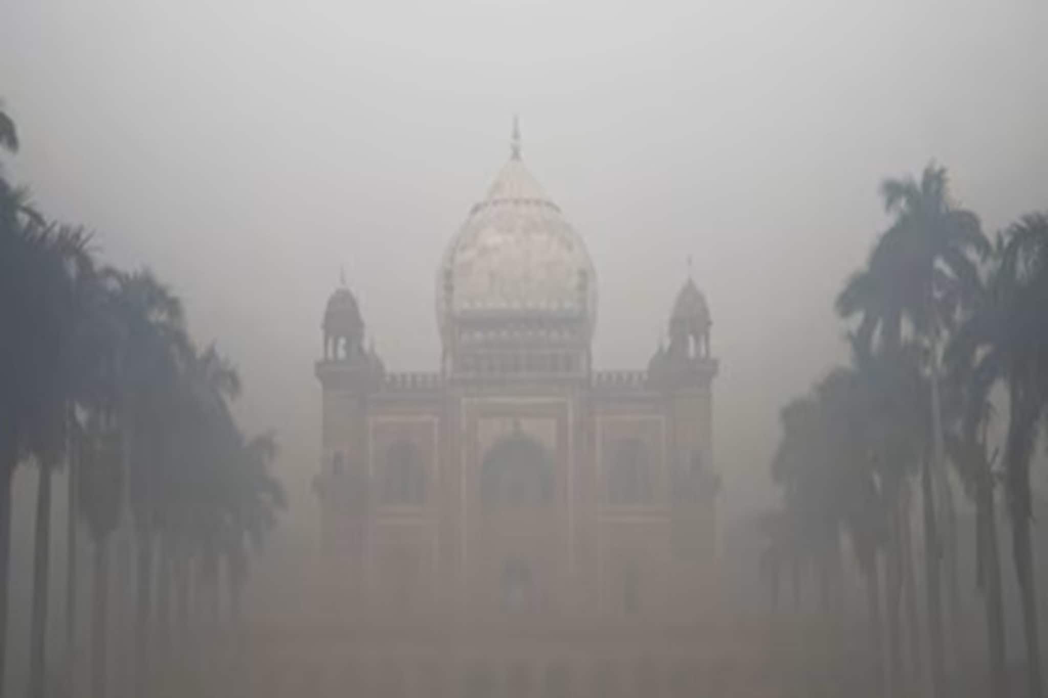 দিওয়ালির পরের দিনেই বিষ ধোঁয়ায় মুখ ঢাকল রাজধানী দিল্লি! হাঁসফাঁস অবস্থা বাসিন্দাদের!