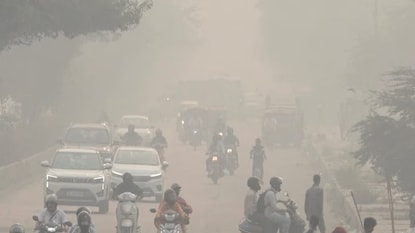 ধোঁয়ার চাদরে ঢাকল দিল্লি ধোঁয়ার চাদরে ঢাকল দিল্লি