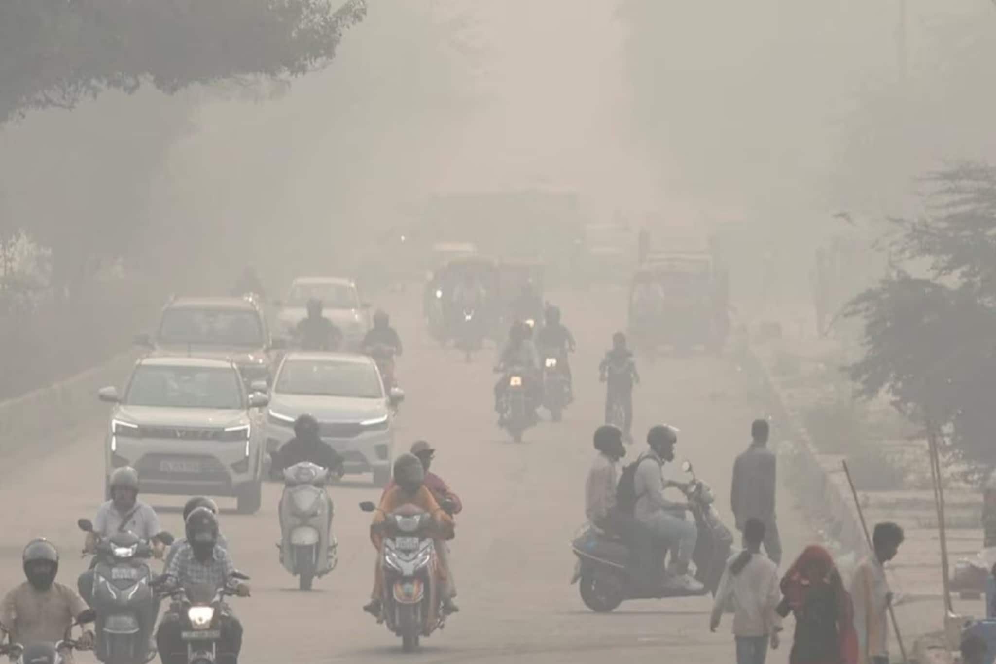 'বিষ বাতাসে' হাঁসফাঁস দিল্লি! ৫০% কর্মী দিয়ে কাজ করার নির্দেশ, নির্মাণকর্মীদের ক্ষতিপূরণ