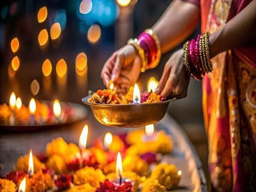 *এইদিনে, মানুষ ঘরবাড়ি, দোকান এবং অফিসে প্রদীপ জ্বালিয়ে দেবী লক্ষ্মীকে স্বাগত জানায়। জ্যোতিষীরা দীপাবলির শুভ উপলক্ষে কিছু জিনিস দেখা খুবই শুভ বলে মনে করেন। দীপাবলিতে কোন জিনিস দেখা শুভ বলে মনে করা হয় জানুন...