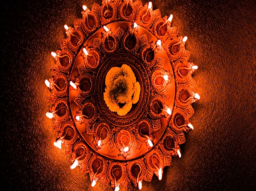 *কাকঃ দীপাবলির শুভ উপলক্ষে যদি আপনি একটি কাক দেখেন, তাহলে এটি আপনার পূর্বপুরুষদের কাছ থেকে আশীর্বাদ পাওয়ার লক্ষণ হতে পারে। বেদে, কাককে পূর্বপুরুষদের প্রতীক হিসেবেও বর্ণনা করা হয়েছে। দীপাবলির মতো শুভ দিনে যদি একটি কাক আপনার উঠোন বা ছাদে অবতরণ করে, তাহলে আপনার পূর্বপুরুষদের আশীর্বাদ পাওয়ার সম্ভাবনা রয়েছে।