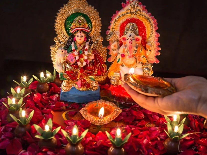 *গরু, টিকটিকি এবং কিন্নরঃ দীপাবলির শুভ উপলক্ষে গরু, টিকটিকি এবং কিন্নর দেখা শুভ বলে মনে করা হয়। বলা হয় যে আলোর উৎসবের শুভ উপলক্ষে এগুলি দেখা আপনার জন্য শুভ সময়ের সূচনা করে। এটি আপনার জীবনে ইতিবাচক শক্তি বৃদ্ধির ইঙ্গিতও দিতে পারে।
