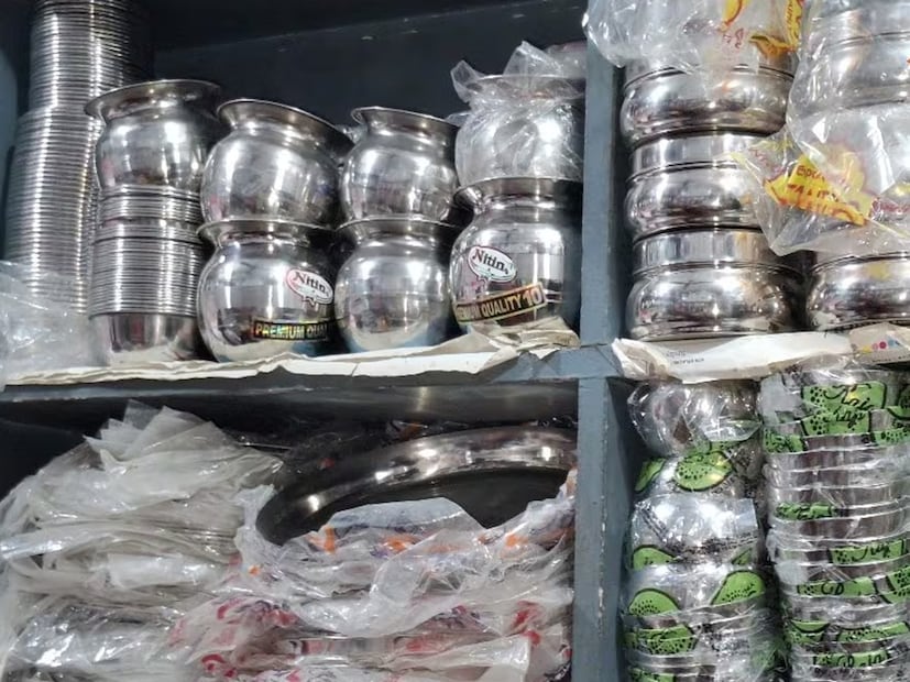 ২) বাসনপত্র (ইস্পাত, রুপো, বা পিতল): বাসনপত্র কেনা রান্নাঘর সুসজ্জিত করার একটি উপায়। বিশ্বাস করা হয় যে বাসনপত্র কেনা পরিবারে সম্পদ এবং সমৃদ্ধি আনে। রুপো, তামা, বা পিতলের বাসনপত্র বেছে নিতে হবে, ইস্পাত এবং লোহার বাসনপত্র এড়িয়ে চলতে হবে।