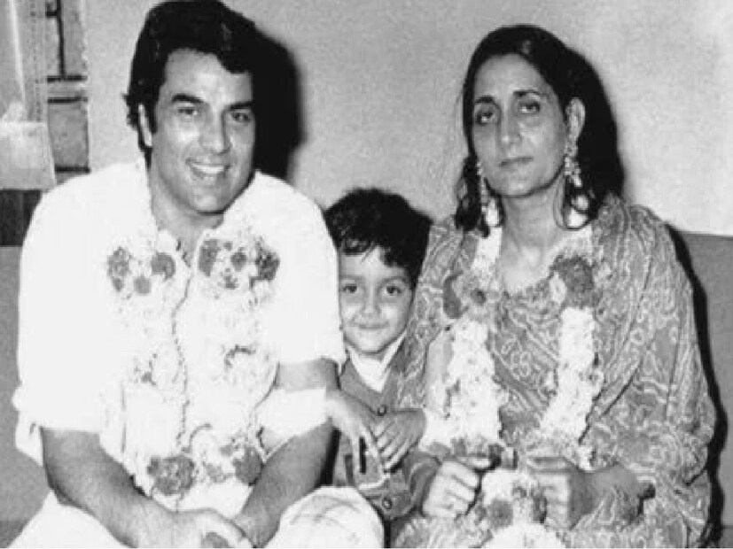 তাঁর প্রথম স্ত্রী প্রকাশ কউরকে কেবল শহরের গ্ল্যামারের সঙ্গেই মানিয়ে নিতে হয়নি, বরং হেমা মালিনীর সঙ্গে ধর্মেন্দ্রের প্রেমের সম্পর্ক এবং তার দ্বিতীয় বিবাহও সহ্য করতে হয়েছিল। সম্প্রতি, তাঁদের ছোট ছেলে ববি দেওল একটি সাক্ষাৎকারে প্রকাশ করেছেন যে তাঁর বাবা-মা এখন খান্ডালা ফার্মহাউসে একসঙ্গে বসবাস করছেন এবং সুখী জীবনযাপন করছেন।