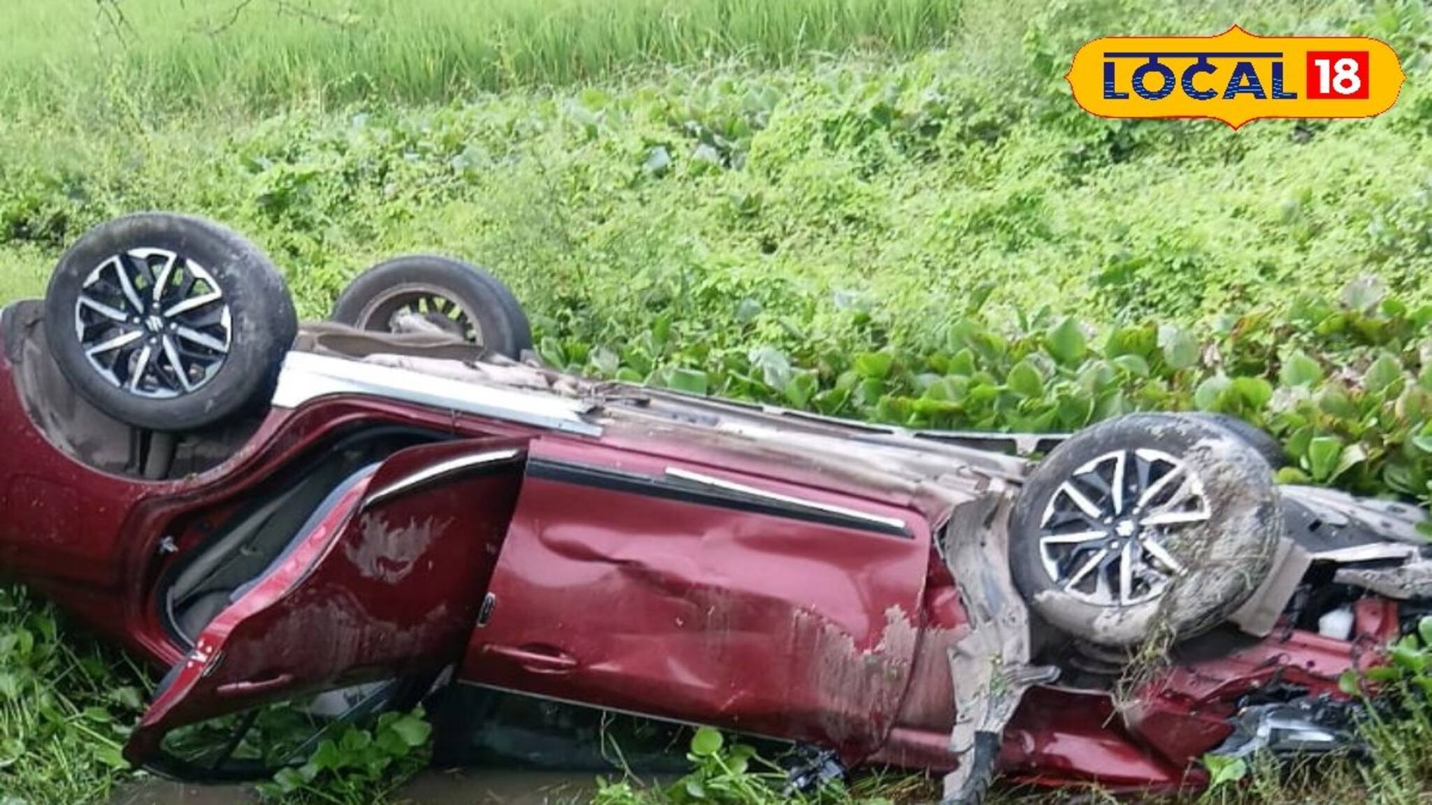 সাংঘাতিক দৃশ্য! গঞ্জের বাজারে ভয়াবহ দুর্ঘটনা! রাস্তা থেকে গাড়ি গড়িয়ে পড়ল জমিতে