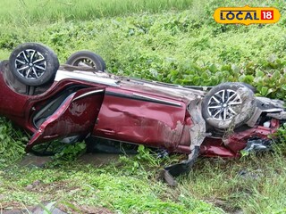স্কুটির সঙ্গে সংঘর্ষের পর উল্টে রয়েছে গাড়ি