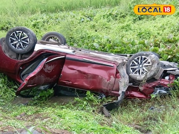 স্কুটির সঙ্গে সংঘর্ষের পর উল্টে রয়েছে গাড়ি