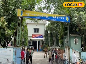 ধূপগুড়িতে পথ দুর্ঘটনায় মৃতদের দেহ নিয়ে জাতীয় সড়ক অবরোধ করে বিক্ষোভ 
