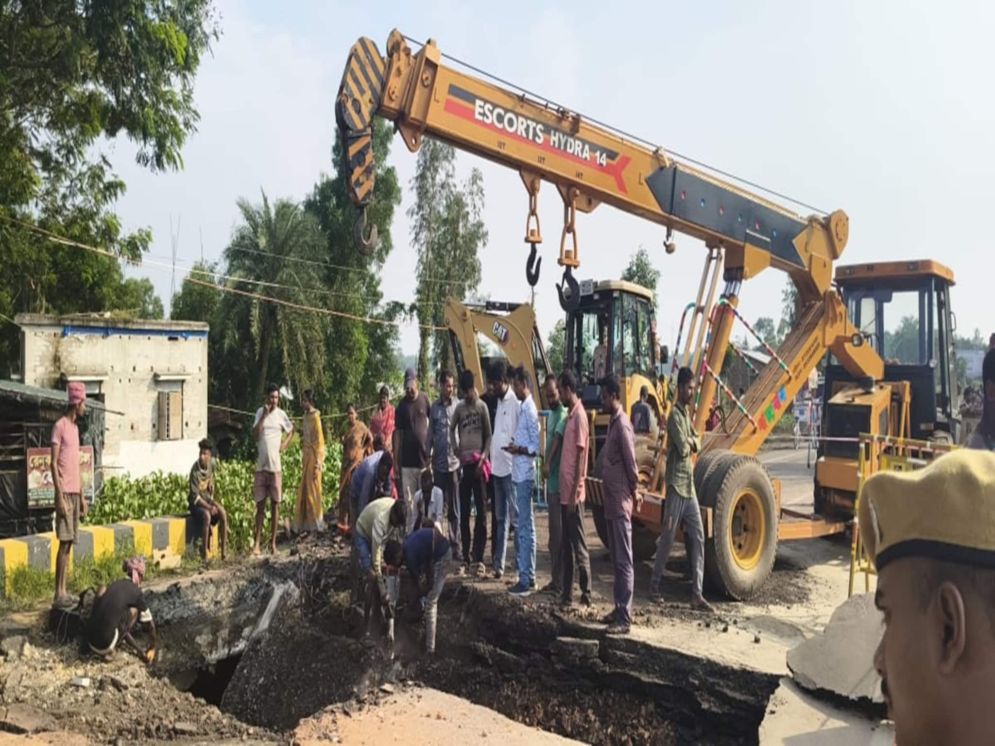Digha Kolkata Road: জাতীয় সড়ক দু ভাগ! দিঘা, মন্দারমণি থেকে কলকাতার সরাসরি যোগাযোগ ছিন্ন, দেখুন ভিডিও