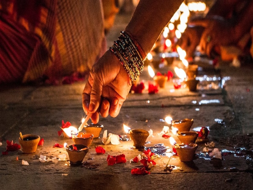 আপনি দীপাবলির রাতে দেবী মহালক্ষ্মীর দর্শন পেতে চান, তাহলে সন্ধ্যা ৭:০০ টায়, একটি খাঁটি লাল রঙের মাদুরে স্নান করুন, সাদা পোশাক পরুন, পদ্মের বীজের মালা নিন এবং আপনার সামনে একটি প্রদীপ জ্বালান।