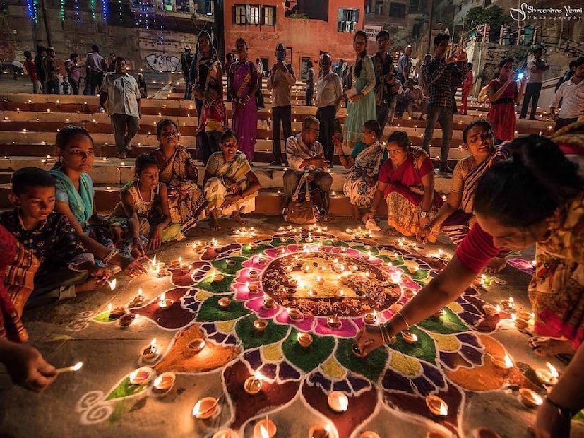 *আলোর উৎসব দীপাবলি সারা দেশেই মহাধুমধামে পালিত হয়। এই দিন মা কালী এবং দীপান্বিতা লক্ষ্মীর পুজো হয় বাঙালির ঘরে ঘরে। তবে এই বছর কালীপুজো বা দীপাবলির তারিখ নিয়ে সংশয় তৈরি হয়েছে। অনেকের মতে, দীপাবলি এই বছর ২০ অক্টোবর। আবার কারও কারও কথায়, ২১ অক্টোবর কালীপুজো। আদতে ২০ না ২১? সঠিক কোনটি জেনে জানুন...