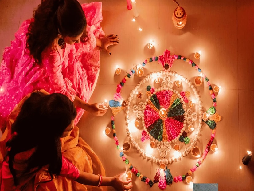 দীপাবলির মোট বেতন কত হবে?মন্ত্রিসভার সিদ্ধান্তের আগে, সরকারি কর্মচারীরা ৫৫% মহার্ঘ্য ভাতা (ডিএ) পেতেন। এটি আরও ৩% বৃদ্ধি করা হয়েছে, যার ফলে মহার্ঘ্য ভাতা ৫৮% হয়েছে। যদি কোনও কর্মচারীর মূল বেতন ৫০,০০০ টাকা হয়, তাহলে তাদের অক্টোবরের বেতনে ৫৮% ডিএ যোগ করা হবে।