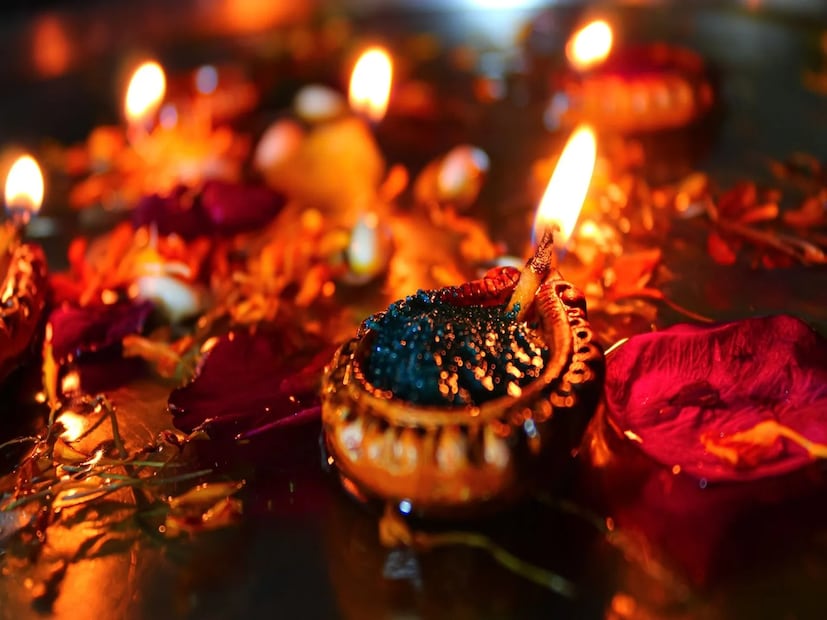 *নরক চতুর্দশী বা ভূত চতুর্দশী: ভূত চতুর্দশী বা নরক চতুর্দশীকে বহু জায়গায় ছোট দিওয়ালির দিন হিসাবেও পালন করা হয়। এটিকে নরকাসুর হত্যার প্রতীক হিসেবেও দেখা হয়। এই দিনে ঘর পরিষ্কার করা এবং সাজানো এবং ভগবান হনুমানের পুজো করার বিশেষ তাৎপর্য রয়েছে। চতুর্দশী তিথি শুরু হবে ১৯ অক্টোবর দুপুর ১:৫১ মিনিটে, শেষ হবে ২০ অক্টোবর বিকাল ৩:৪৪ মিনিটে।