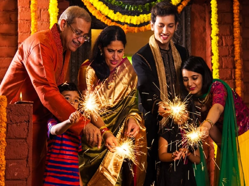 *ধনতেরাস ২০২৫ (ধনত্রয়োদশী): কার্তিক মাসের কৃষ্ণপক্ষের (কৃষ্ণপক্ষ) ত্রয়োদশ তিথিতে ধনতেরাস পালিত হয়। ২০২৫ সালে, ধনতেরাস ১৮ অক্টোবর, শনিবার। এই দিনে ভগবান ধন্বন্তরী, কুবের এবং দেবী লক্ষ্মীর পুজো করেন অনেকেই। এই দিনে বাসনপত্র, রূপা ও সোনার গয়না এবং অন্যান্য ধাতব জিনিসপত্র কেনা শুভ বলে মনে করা হয়। ত্রয়োদশী তিথি শুরু হবে ১৮ অক্টোবর দুপুর ১২:১৮ মিনিটে, তিথি শেষ হবে ১৯ অক্টোবর দুপুর ১:৫১ মিনিটে। ধনতেরাস পূজার মুহুর্ত: সন্ধ্যা ৭:১৬ মিনিট থেকে রাত ৮:২০ মিনিট (সময়কাল ১ ঘন্টা ৪ মিনিট)। প্রদোষ কাল: বিকেল ৫:৪৮ মিনিট - সন্ধ্যা ৬:২০ মিনিট , রাত ৮ টা ২০ মিনিট থেকে ৯:১১ মিনিট পর্যন্ত।