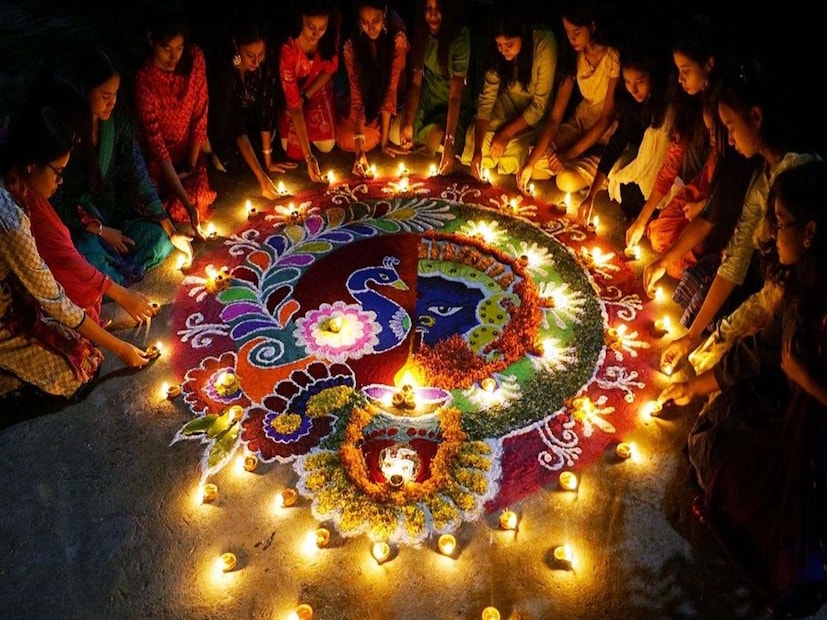 *কালীপুজো বা দীপান্বিতা লক্ষ্মীর পুজোর তিথি ক্ষণঃ দৃক পঞ্চং মতে, দীপান্বিতা লক্ষ্মীর পুজো সোমবার, ২০ অক্টোবর, ২০২৫। পুজোর মুহুর্ত-সন্ধ্যা ০৭:০৮ মিনিট থেকে রাত ০৮:১৮, সময়কাল: ১ ঘন্টা ১১ মিনিট। প্রদোষ কাল-সন্ধ্যা ০৫:৪৬ থেকে রাত ০৮:১৮ মিনিট পর্যন্ত। বৃষভ কাল-সন্ধ্যা ০৭:০৮ থেকে রাত ৯:০৩ মিনিট পর্যন্ত।