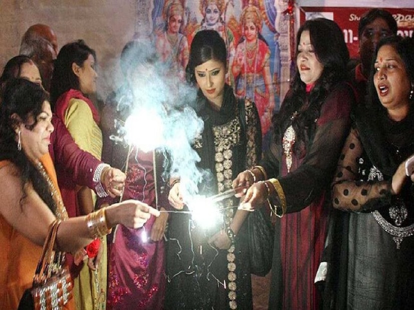 পাকিস্তানে কি দিওয়ালি উদযাপিত হয়?সিন্ধুতে, থারপারকার, উমেরকোট, মিরপুরখাস এবং করাচির মতো অঞ্চলে এখনও হিন্দু সম্প্রদায় ছোট পরিসরে দীপাবলি উদযাপন করে। তবে, নিরাপত্তার কারণে, অনেক মন্দিরে এবারও সীমিত অনুষ্ঠানের আয়োজন করা হয়েছে। অনেক জায়গায়, স্থানীয় প্রশাসন শান্তিপূর্ণভাবে পূজা বা প্রদীপ প্রজ্জ্বলন অনুষ্ঠান নিশ্চিত করার জন্য নিরাপত্তা বৃদ্ধি করেছে। অনেকেই সোশ্যাল মিডিয়ায় লিখছেন, 