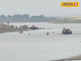 নদীতে ডুবুরি নামিয়ে চলছে খোঁজ  নদীতে ডুবুরি নামিয়ে চলছে খোঁজ