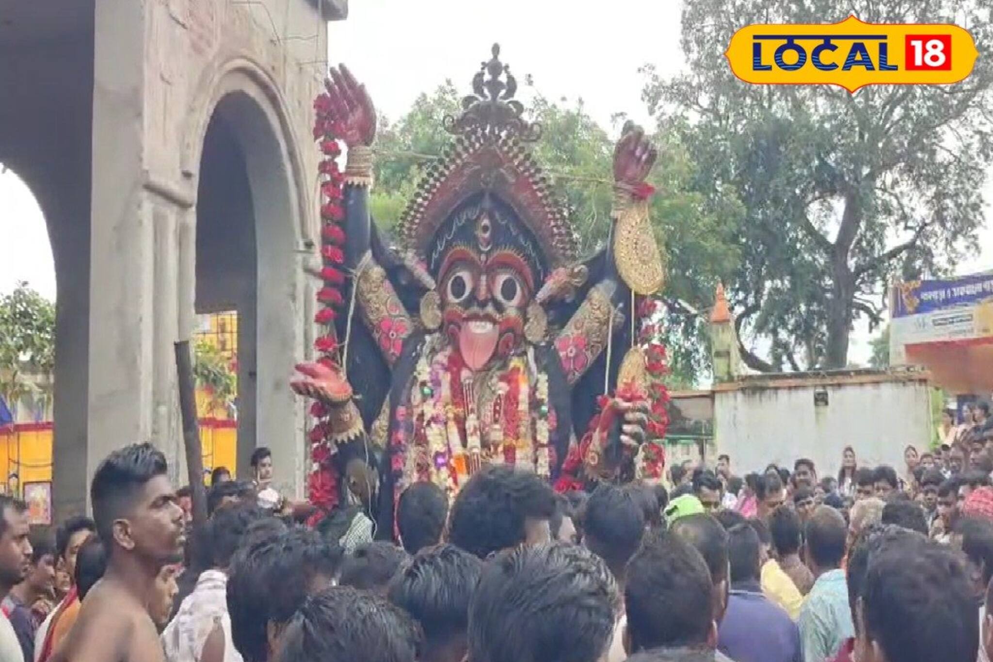 শেকল ও দড়ি বেঁধে শ্মশানকালীর বিসর্জন! হাজারো ভক্তের সমাগমে মায়ের বিদায়