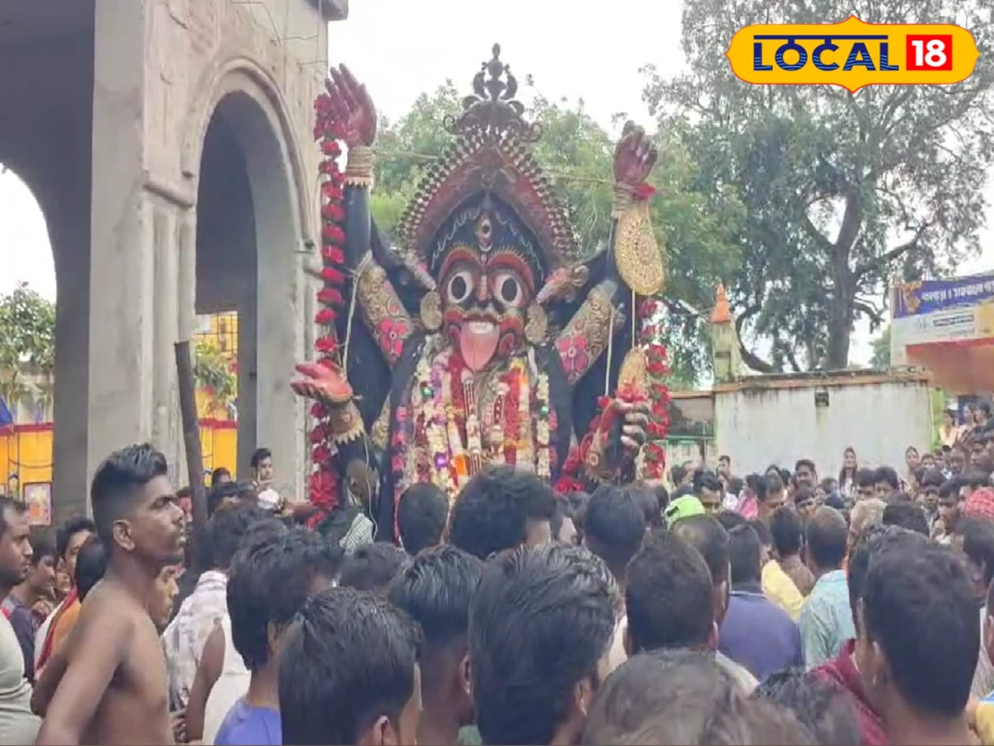 শেকল ও দড়ি বেঁধে শ্মশানকালীর বিসর্জন! হাজারো ভক্তের সমাগমে মায়ের বিদায়