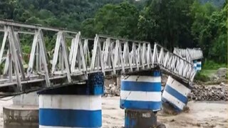 পাহাড়ে ঘুরতে যাওয়ার প্ল্যান তৈরি, নির্ধারিত সময় মনোরম পরিবেশেই শুরু করলেন সফর। কিন্তু, মাঝপথেই বাধ সাধল বৃষ্টি কিংবা তুষারপাত। পাহাড়ি এলাকায় এমন বিপর্যয়ের মুখে পড়তে পারেন যখন তখন।