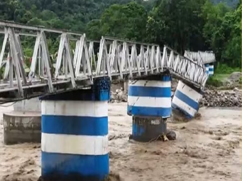 নাগাড়ে বৃষ্টির জেরে রবিবার উত্তরবঙ্গের একাধিক জেলায় বন্যা পরিস্থিতি তৈরি হয়। বালাসন নদীর উপর প্রবল বৃষ্টির জলের চাপে ভেঙে পড়েছে দুধিয়া ব্রিজ। 