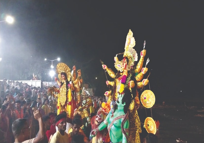 কার্নিভাল দেখার জন্য মেট্রোরেলে সফর করলে নামতে হবে এসপ্ল্যানেড বা পার্ক স্ট্রিট স্টেশনে। তার পর ট্রাফিক পুলিশ নির্দেশিত পথে যেতে হবে। হেঁটে যাঁরা কার্নিভালে যাবেন, তাঁরা এজেসি বোস রোড, চৌরঙ্গি রোড, আউট্রাম রোড, মেয়ো রোড বা আরআর অ্যাভিনিউ ধরে যেতে পারবেন। 