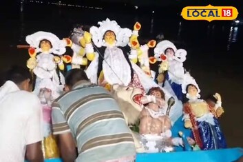 'আবার এসো মা'! দেবীর বিদায়বেলায় ভক্তদের চোখে জল, আবেগে ভাসল আট থেকে আশি!