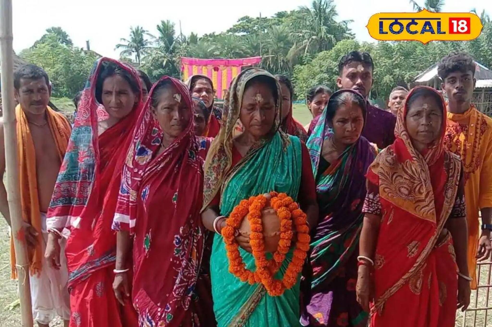 লক্ষ্মীর ভাণ্ডার-বার্ধক্য ভাতার টাকায় দুর্গোৎসব, মণ্ডপ দেখতে দর্শনার্থীদের ভিড়