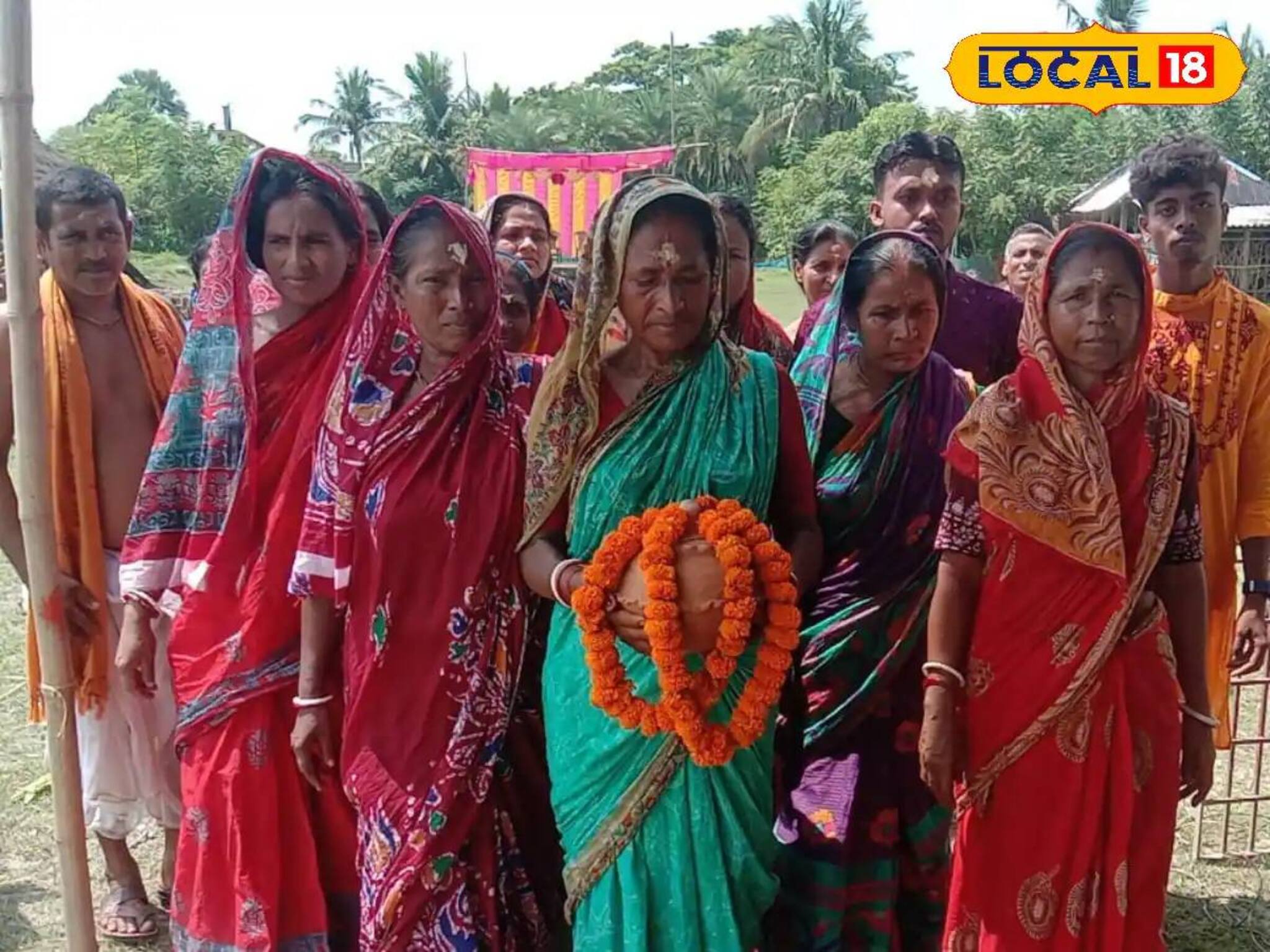 লক্ষ্মীর ভাণ্ডার-বার্ধক্য ভাতার টাকায় দুর্গোৎসব, মণ্ডপ দেখতে দর্শনার্থীদের ভিড়