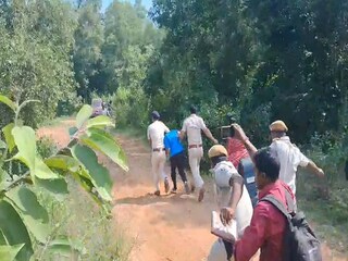 মঙ্গলবার এক অভিযুক্তকে ঘটনাস্থলে নিয়ে যায় পুলিশ৷ 