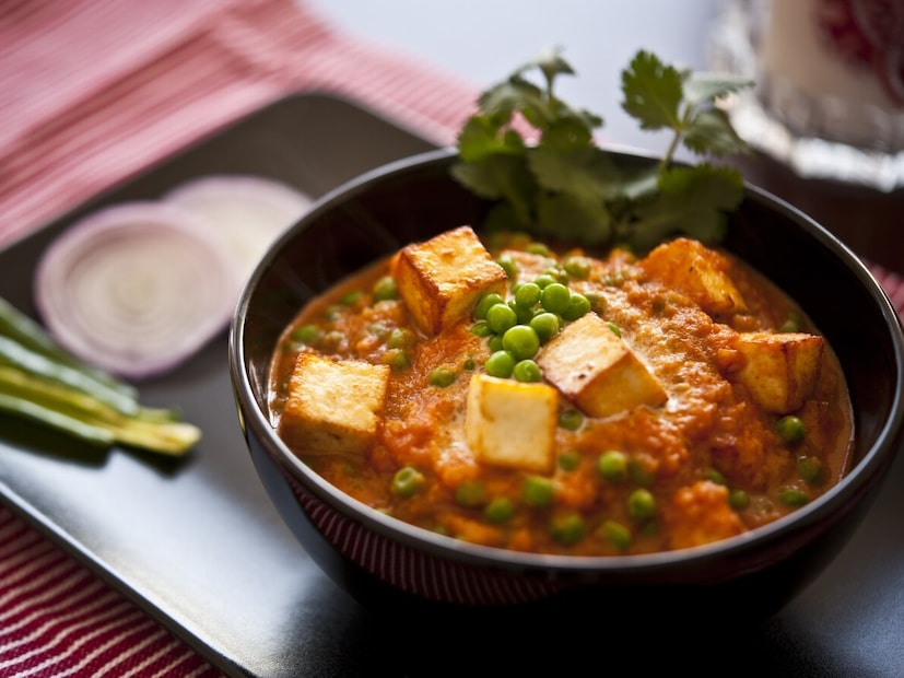 গঠন এবং স্বাদের পার্থক্য:  আসল পনিরের গঠন কিছুটা দানাদার এবং নরম, অন্য দিকে নকল পনির রবারের মতো মনে হয়। যদি কেউ এটিতে আঙুল দিয়ে চাপ দেয় এবং এটি খুব শক্ত মনে হয় বা জল ছেড়ে দেয়, তবে এতে রাসায়নিক বা সিন্থেটিক ফ্যাট থাকে। আসল পনিরের হালকা মিষ্টি এবং দুধের মতো স্বাদ হয়, অন্য দিকে নকল পনিরে সামান্য তিক্ততা থাকতে পারে। (Representative Image)