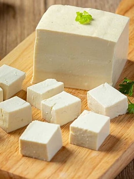 নকল পনির শনাক্ত করা কেন গুরুত্বপূর্ণ: ভেজাল পনিরে ব্যবহৃত রাসায়নিক এবং ডিটারজেন্ট লিভার, কিডনি এবং পাচনতন্ত্রের ক্ষতি করতে পারে। দীর্ঘমেয়াদে এটি খাওয়ার ফলে শরীরে বিষাক্ত পদার্থ জমা হয় এবং রোগ প্রতিরোধ ক্ষমতা দুর্বল হয়ে যায়। এটি শিশু এবং বয়স্কদের জন্য আরও বিপজ্জনক। এই কারণেই নকল পনির কীভাবে শনাক্ত করতে হয় তা জানা উচিত। ভেজাল এড়াতে সর্বদা বিশ্বস্ত ব্র্যান্ডের পনির বা ঘরে তৈরি ছানা ব্যবহার করা উচিত। দুধ ফুটিয়ে লেবু বা ভিনিগার মিশিয়ে ছানা কাটানোই সবচেয়ে নিরাপদ পদ্ধতি। একটু সময় গেলেও তা নিজেদের স্বাস্থ্যকে গুরুতর সমস্যা থেকে বাঁচাতে পারে। (Disclaimer: প্রতিবেদনের লেখা তথ্য News18 বাংলার নিজস্ব মত নয় ৷ সঠিক ফল পাওয়ার জন্য বিশেষজ্ঞের সঙ্গে যোগাযোগ করুন ৷ )