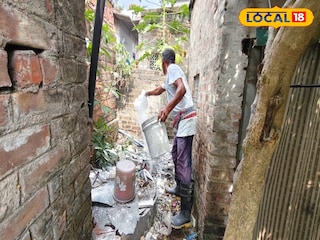 এলাকায় ছড়ানো হচ্ছে ব্লিচিং এলাকায় ছড়ানো হচ্ছে ব্লিচিং