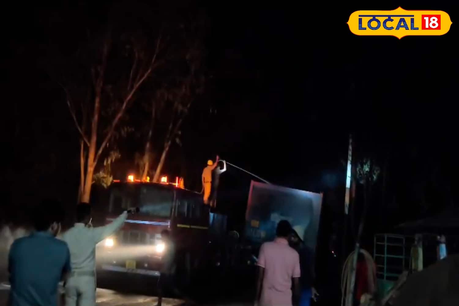 আগুন নেভাতে ব্যস্ত দমকল বাহিনী