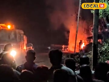 দাউদাউ করে জ্বলছে ডাম্পার দাউদাউ করে জ্বলছে ডাম্পার