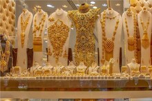 দুবাইতে সোনার দাম কতটা কম? একজন পুরুষ এবং একজন মহিলা ভারতে কত সোনা আনতে পারবেন ?