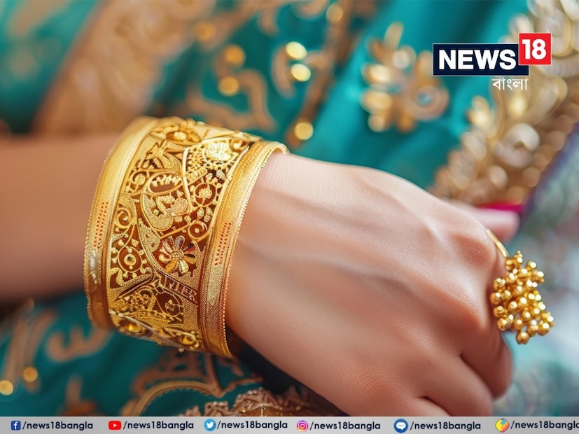 রুপো পরিষ্কারের জন্য লেবু এবং লবণের মিশ্রণও খুব কাজে আসে। এটি গয়নায় লাগাতে হবে, এর পর ঘষতে হবে এবং তার পর জল দিয়ে ধুয়ে ফেলতে হবে। এতেই গয়নাগুলো দারুন চকচকে হবে।