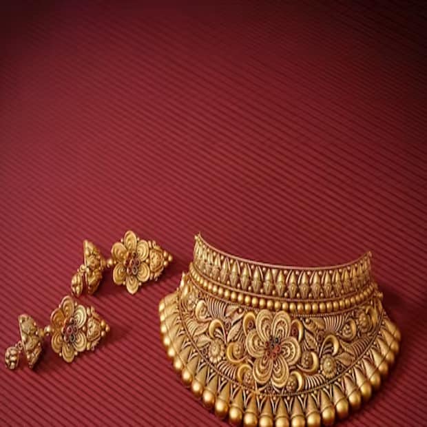 X-এ একটি পোস্টে চার্টার্ড অ্যাকাউন্ট্যান্ট নীতিন কৌশিক বিনিয়োগকারীদের ভৌত সোনা ও রুপো কেনা সম্পর্কে সতর্ক থাকার পরামর্শ দিয়েছেন। তিনি বলেছেন যে মানুষ প্রায়শই মানসিক সংযুক্তির কারণে এই ধাতুগুলিতে বিনিয়োগের লুকানো খরচ এবং অসুবিধাগুলি উপেক্ষা করে। তিনি ভৌত ​​মূল্যবান ধাতুগুলিতে বিনিয়োগের তিনটি চ্যালেঞ্জ তুলে ধরেন যা মানুষ প্রায়শই উপেক্ষা করে: ফাঁদ ছড়িয়ে দেওয়া, সংরক্ষণ করা এবং বিশুদ্ধতা।