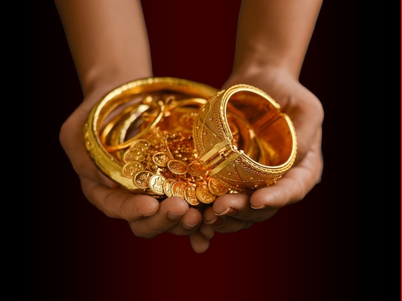 আবহাওয়া ও বৈশ্বিক অর্থনীতির পরিবর্তন, ডলার সূচক, এবং কেন্দ্রীয় ব্যাঙ্কগুলির নীতি—এই সব কিছুর ওপর নির্ভর করছে পরবর্তী কয়েক সপ্তাহের দাম। বিশেষজ্ঞরা মনে করছেন, নভেম্বরের শেষের দিকে আবার সোনার দামে ঊর্ধ্বগতি দেখা যেতে পারে।