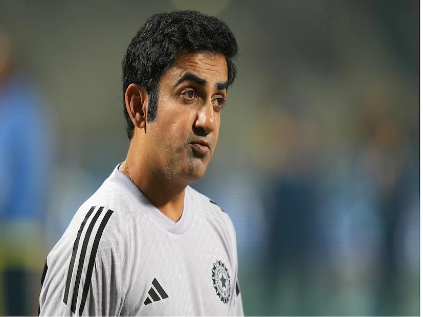 : আর কাউকেই রেয়াত করছেন না যাঁকে তাঁকে নিয়ে যা মুখে আসছে তাই বলছেন গৌতম গম্ভীর৷  মঙ্গলবার ভারতের প্রধান কোচ গৌতম গম্ভীর প্রাক্তন অধিনায়ক কৃষ্ণচারী শ্রীকান্তের প্রতি তীব্র আক্রমণ শানান৷  অস্ট্রেলিয়া সফরের জন্য ওয়ানডে দলে ফাস্ট বোলার হর্ষিত রানার নির্বাচন নিয়ে প্রশ্ন তুলেছিলেন শ্রীকান্ত৷ আর সেই প্রশ্ন তোলাকে লজ্জাজনক বলেছেন গম্ভীর৷ ২৩ বছর বয়সী একজন খেলোয়াড়কে লক্ষ্য করে এরকম আক্রমণ করা যায় না। শ্রীকান্ত তার ইউটিউব চ্যানেলে অভিযোগ করেছেন যে রানা কেবল গম্ভীরের কারণেই জাতীয় দলে সুযোগ পেয়েছেন। তিনি বলেছেন যে রানাকে অস্ট্রেলিয়া সফরের জন্য ওয়ানডে দলে নির্বাচিত করা হয়েছিল কারণ সে গম্ভীরের চামচা৷