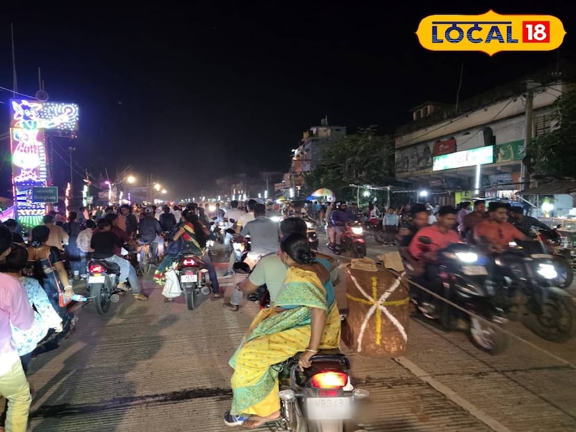 স্থানীয়দের পাশাপাশি মেদিনীপুর, হুগলি, হাওড়া প্রভৃতি জেলা থেকেও দর্শনার্থীরা ঘাটাল মহকুমায় ছুটে আসছেন। বিশেষত ঘাটালের অভিনব থিমের মণ্ডপগুলিতে মানুষের ঢল নামছে। দর্শকদের দাবি, থিমের বৈচিত্র্যই এই ভিড় বাড়ার অন্যতম কারণ। 