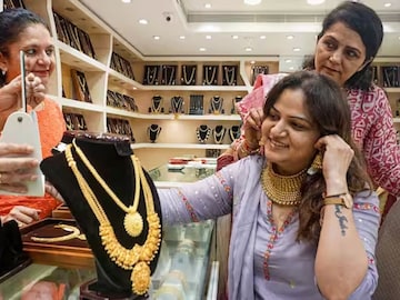 সোনা থেকে মোটা টাকা আয় করতে চাইলে গয়নার বদলে এই ৪ জিনিসে বিনিয়োগ করুন ! সোনা থেকে মোটা টাকা আয় করতে চাইলে গয়নার বদলে এই ৪ জিনিসে বিনিয়োগ করুন !