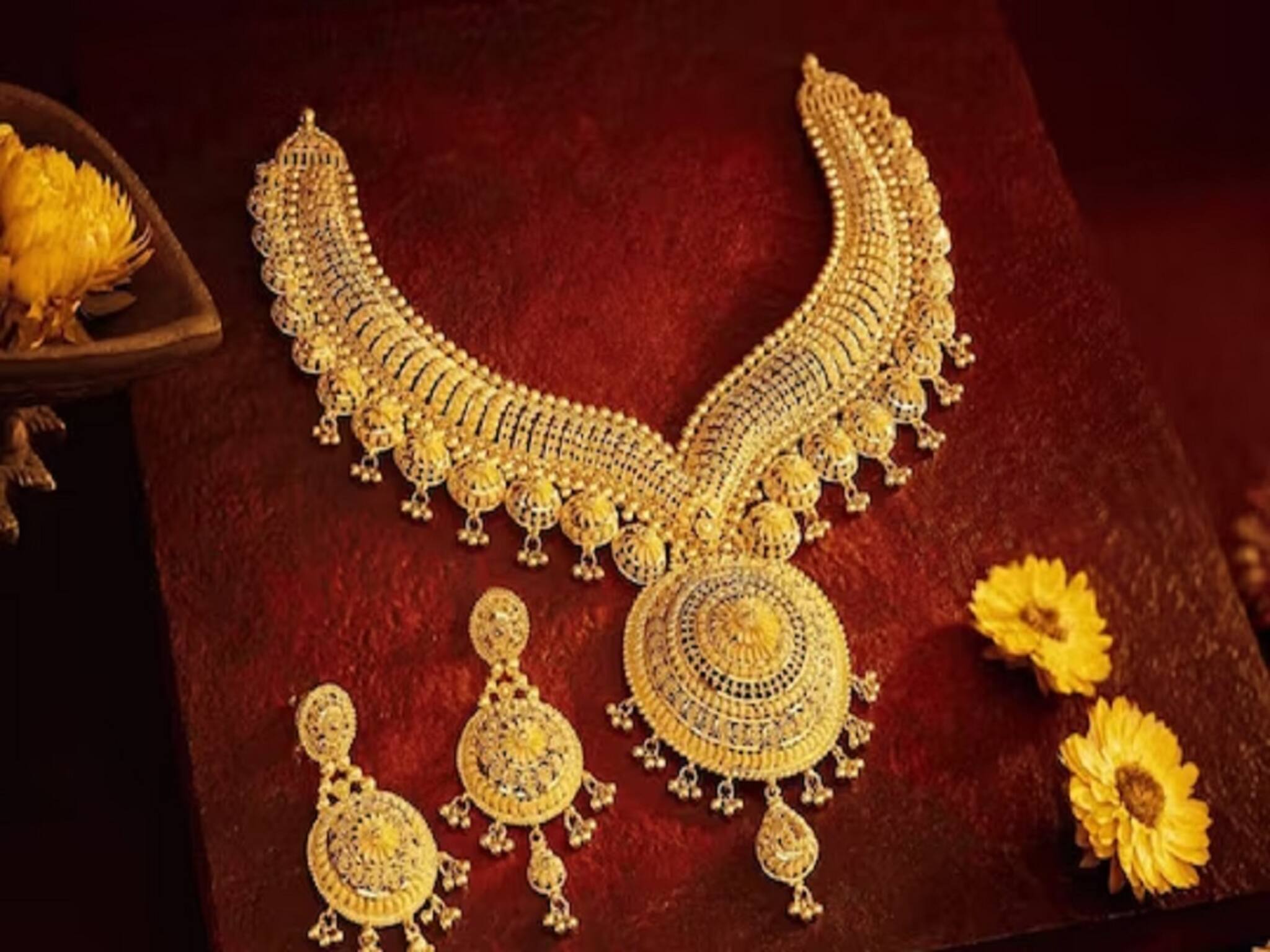 Dhanteras 2025: আগামিকাল ধনতেরসে সোনা কিনবেন ভাবছেন ? তাহলে সোনা ও রুপো কেনার শুভ সময় জেনে নিন