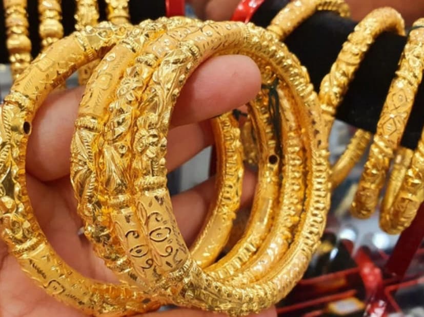 সোনার দামের পূর্বাভাস:আসন্ন বিশ্বব্যাপী কেন্দ্রীয় ব্যাঙ্কের বৈঠকের মধ্যে চলতি সপ্তাহে বুলিয়ানের বাজার আরও ক্ষতির সম্ভাবনা নিয়ে বাণিজ্য করবে বলে আশা করা হচ্ছে। বুধবার দুই দিনের বৈঠকের পর ফেড তার মুদ্রানীতির সিদ্ধান্ত ঘোষণা করবে। CME FedWatch টুল দেখায় যে বাজারগুলি ২৫-বেসিস-পয়েন্ট (bps) সুদের হার কমানোর মাধ্যমে সম্পূর্ণ মূল্য নির্ধারণ করছে। যেহেতু এই ধরনের সিদ্ধান্ত বাজারে প্রতিক্রিয়া সৃষ্টি করার সম্ভাবনা কম। বিনিয়োগকারীরা নীতি এবং বৈঠক-পরবর্তী সংবাদ সম্মেলনে ফেড চেয়ারম্যান জেরোম পাওয়েলের মন্তব্য খতিয়ে দেখবেন।