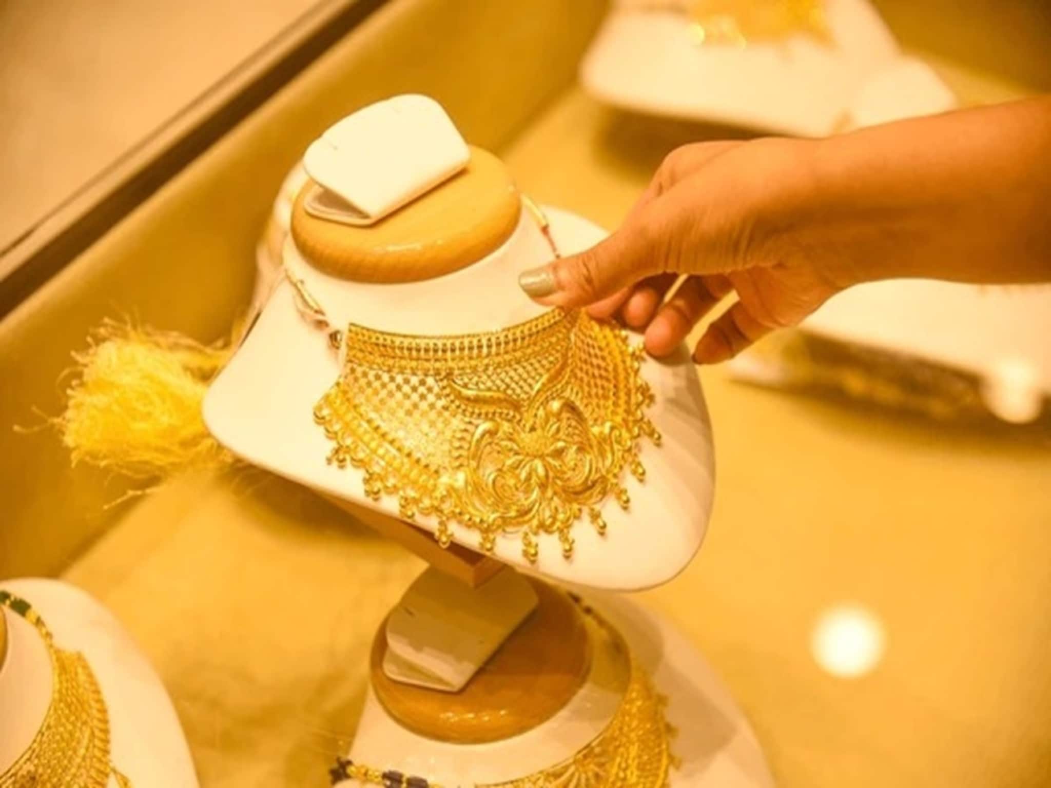 সোনা ভালবাসেন? ধনতেরসের দিন ভুল করেও এই কাজটি করবেন না! তাহলেই মহা বিপদ! আজ এই ধাতু কিনলেই দুর্ভাগ্য নামবে ৪ রাশির কপালে! চাকরিতে বাধা থেকে প্রেম ভাঙা অশান্তিতে ভরবে জীবন!