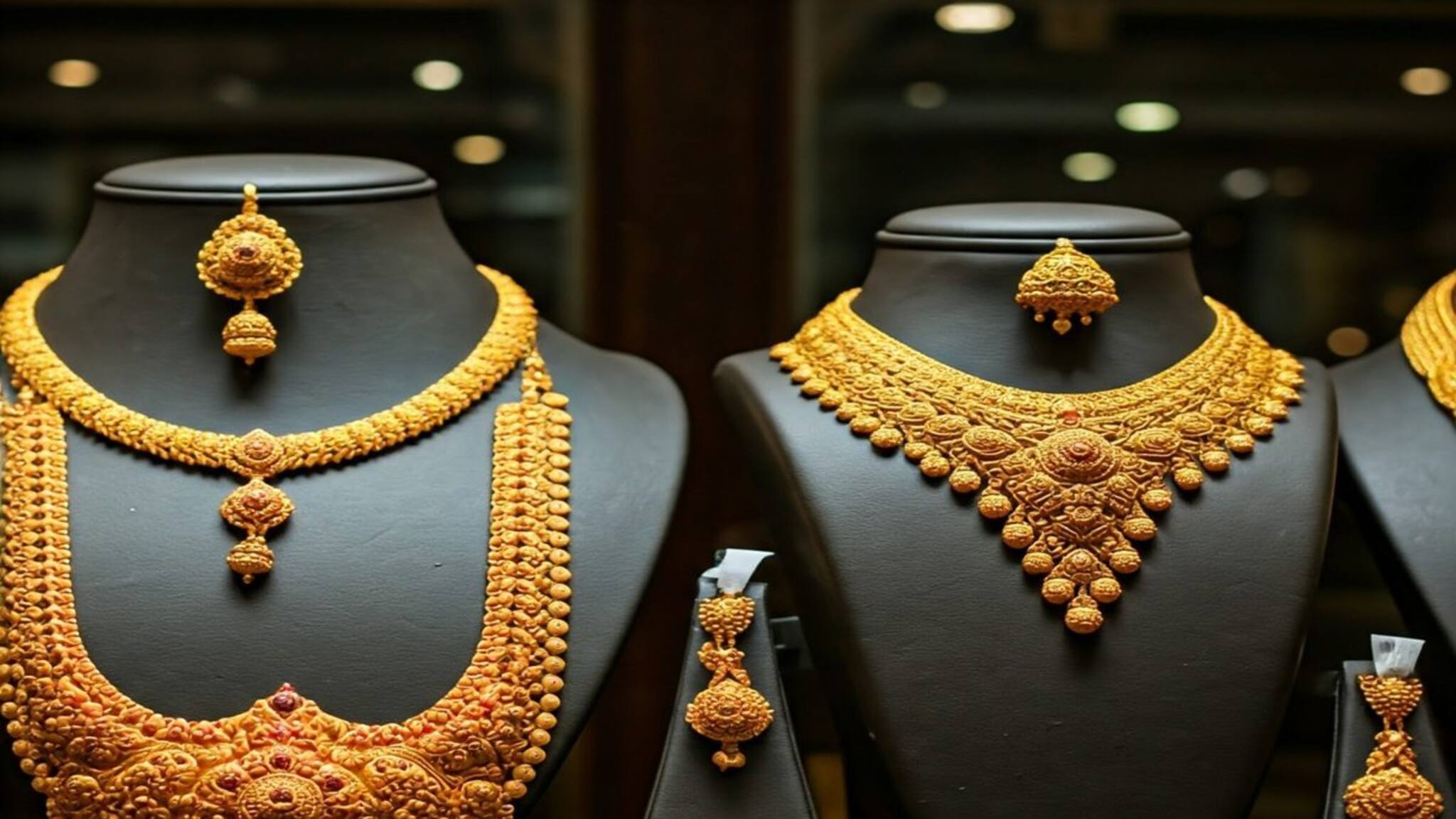 আকাশছোঁয়া সোনার দাম! ধনতেরাসে কি এবার বিক্রি কম? নাকি সোনা কেনার ধুম? উত্তর জানলে চমকাবেন