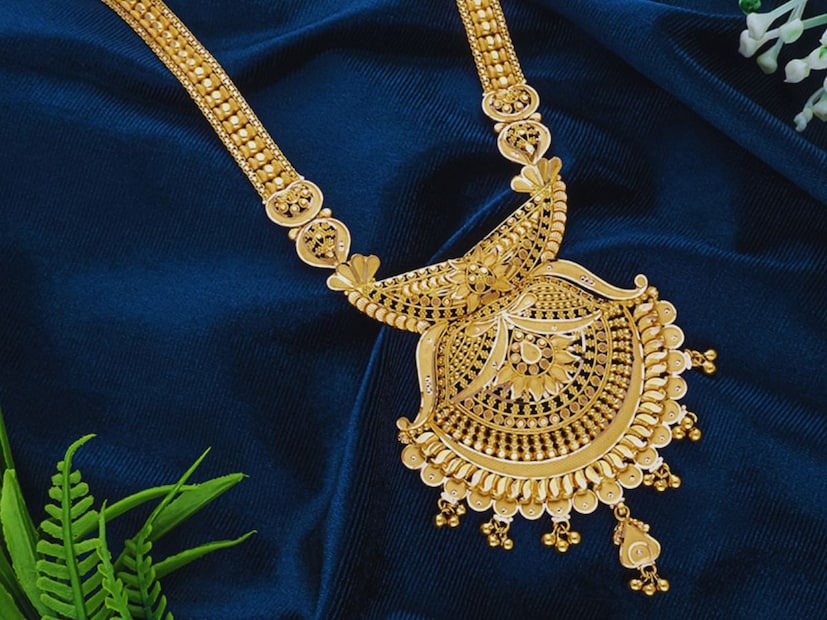 অর্থনীতিতে সোনার ক্রমবর্ধমান ভূমিকাসোনার দাম বৃদ্ধি কেবল বিনিয়োগকারীদের জন্যই গুরুত্বপূর্ণ নয়, এর অর্থনৈতিক তাৎপর্যও রয়েছে। যেমন, ভারতে আরবিআই ডলারের পাশাপাশি সোনাও সংরক্ষণ করে। যখন সোনার দাম বৃদ্ধি পায়, তখন আরবিআইয়ের ডলার রিজার্ভের মূল্য বৃদ্ধি পায়, যা ভারতের আর্থিক অবস্থানকে শক্তিশালী করে। সোনা ভারতের ভোক্তা মূল্য সূচককেও (সিপিআই) প্রভাবিত করে। যেমন, ২০২৫ সালের সেপ্টেম্বরে সোনার দাম বৃদ্ধির ফলে ভারতের মূল মুদ্রাস্ফীতি সামান্য বৃদ্ধি পায়, যখন খাদ্যের দাম হ্রাস পায়। এটি দেখায় যে অর্থনীতিতে সোনার ভূমিকা কতটা গুরুত্বপূর্ণ।