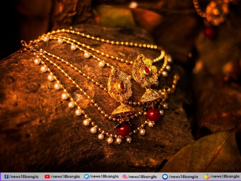 সোনার দাম বৃদ্ধির কারণ বিশ্বব্যাপী সোনার দামের এই উর্ধ্বগতির পেছনে ভূ-রাজনৈতিক সমস্যা, মুদ্রার ওঠানামা এবং নিরাপদ আশ্রয়স্থল সম্পদের ক্রমবর্ধমান চাহিদা দায়ী। কেন্দ্রীয় ব্যাঙ্কগুলির ক্রমাগত সোনা ক্রয় চাহিদা বৃদ্ধিতে ইন্ধন জোগাচ্ছে। বিশ্ব জুড়ে বাণিজ্য যুদ্ধ এবং শুল্কের কারণে বিনিয়োগকারীরা ক্রমবর্ধমানভাবে নিরাপদ আশ্রয়স্থল সম্পদ হিসেবে সোনার দিকে ঝুঁকছেন, যার ফলে ক্রমাগত পতন ঘটছে। 